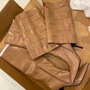 SKELTER BOOT IN DARK NATURAL
Jeffrey Campbell